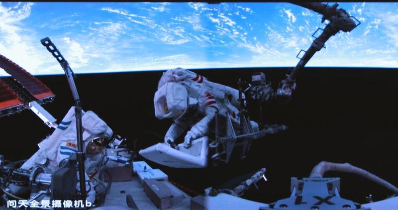 Извънкорабният скафандър на китайската космическа станция поддържа 20 EVA